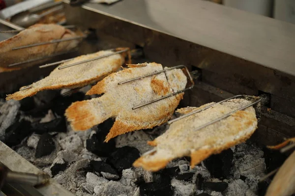 Preparazione del pesce barbecue tailandese — Foto Stock