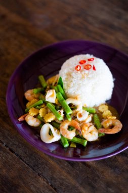 Deniz ürünleri karışımı sebze ile