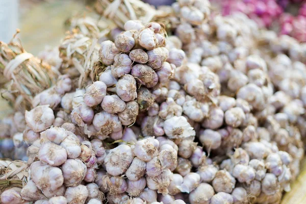 Bunch of garlic on market — Stock Photo, Image