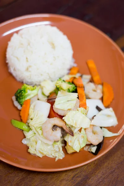 Mariscos salteados con verduras —  Fotos de Stock