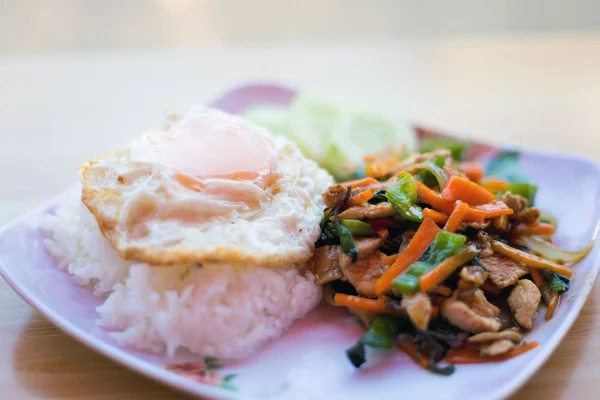 Lao chicken rühren mit ei — Stockfoto