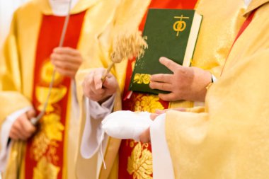 Prist nimet alyans kilisede