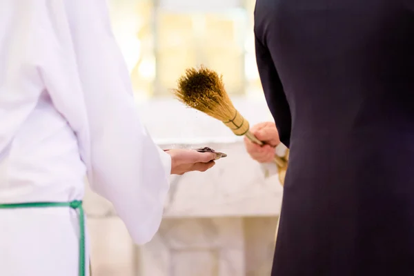 Prist abençoando alianças de casamento na igreja — Fotografia de Stock