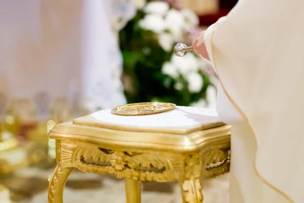 Prist blessing wedding rings in church — Stock Photo, Image