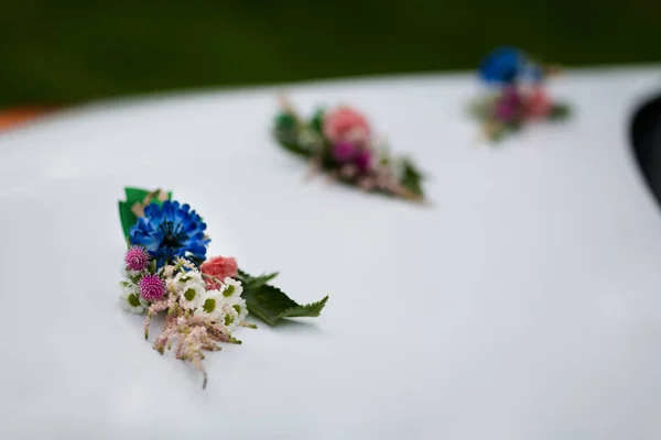Bonito casamento flores carro decoração — Fotografia de Stock