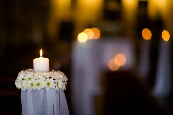 Hermosa iglesia decorada para la ceremonia de boda —  Fotos de Stock