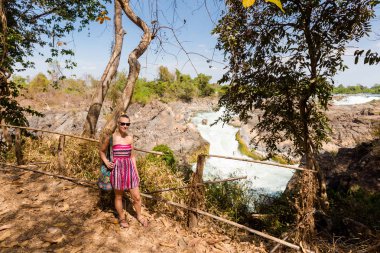 Turist Li Phi şelale üzerinde