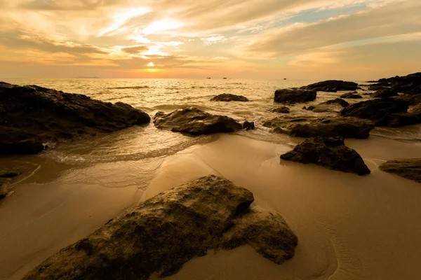 クラダン島の熱帯の日没の風景 — ストック写真