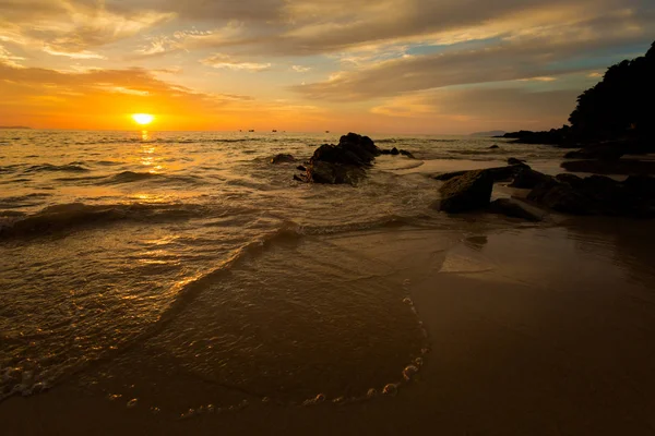 Paisagem tropical do pôr do sol de Koh Kradan — Fotografia de Stock