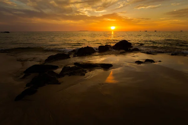 Paesaggio tropicale del tramonto di Koh Kradan — Foto Stock