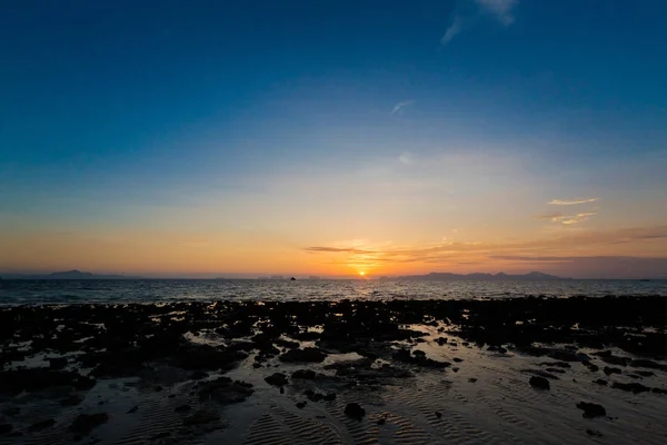 Tropische Sonnenaufgangslandschaft von koh kradan — Stockfoto