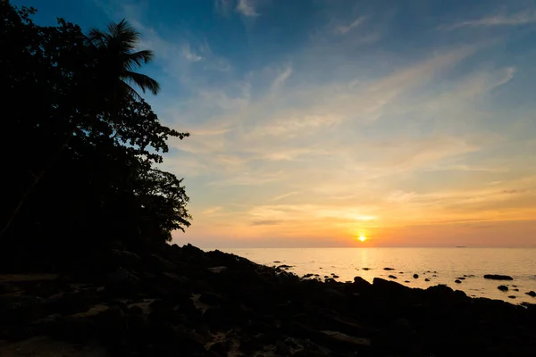 Coucher de soleil sur la longue plage de Lanta — Photo