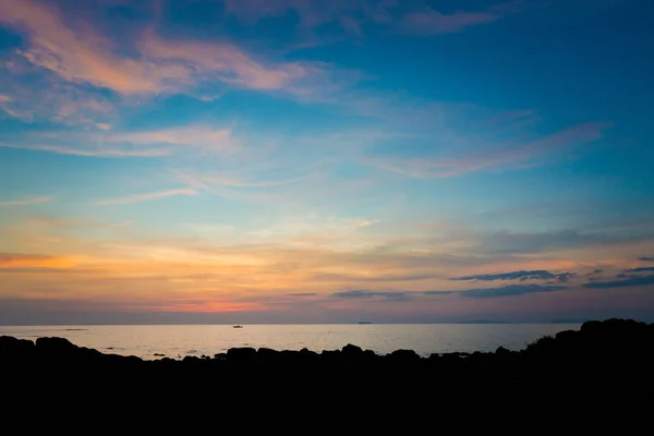 Закат на длинном пляже Ланта — стоковое фото