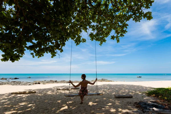 Lány a swing Ko Lanta — Stock Fotó