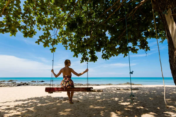 Lány a swing Ko Lanta — Stock Fotó