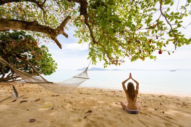 Yoga tropikal Tayland Beach