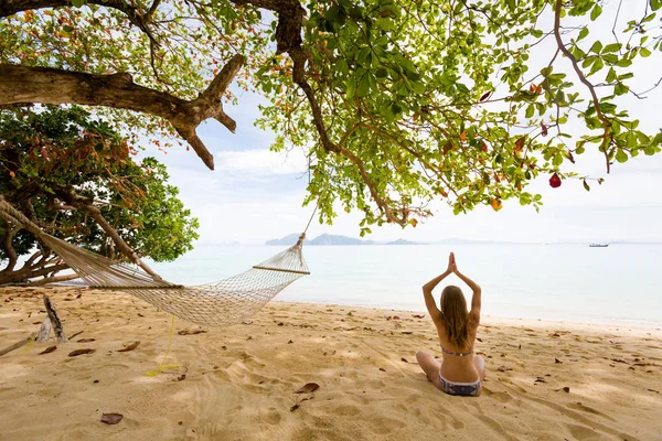 Yoga op tropische Thaise strand — Stockfoto