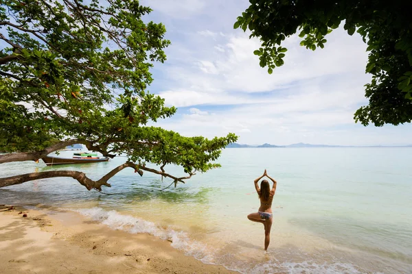 Yoga on tropical thai beach — Stock Photo, Image