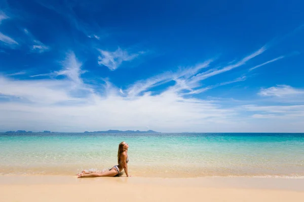 Yoga en la playa tropical tailandesa — Foto de Stock