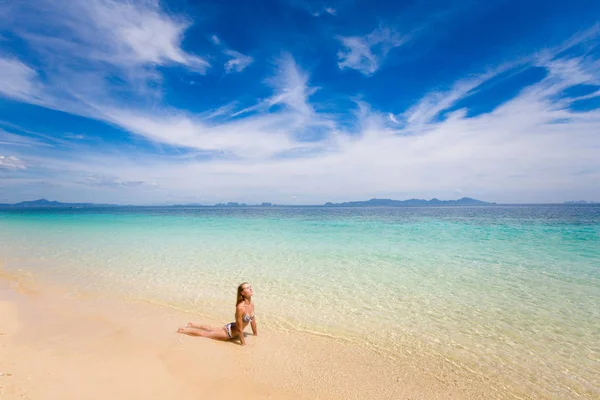 Yoga sulla spiaggia tropicale tailandese — Foto Stock