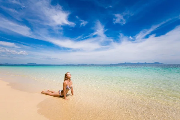 Yoga am tropischen Thai-Strand — Stockfoto