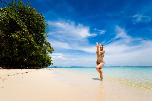 Yoga am tropischen Thai-Strand — Stockfoto