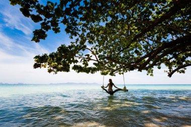 Turist salıncak Koh Kradan üzerinde