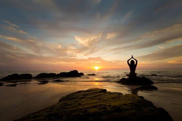 Тайская йога на закате на Крадане — стоковое фото