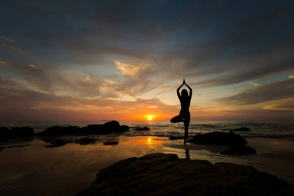Тайская йога на закате на Крадане — стоковое фото