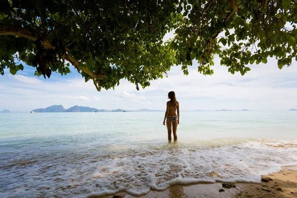 Tourist on Koh Kradan island — Stock Photo, Image