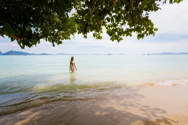 Toeristische op Koh Kradan eiland — Stockfoto