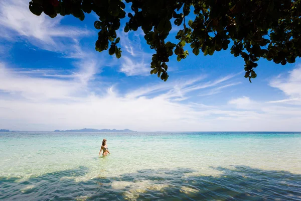 Turista en la isla de Koh Kradan — Foto de Stock