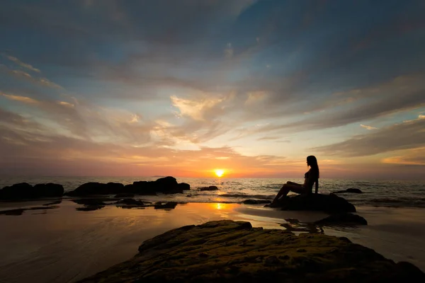 Tourist watching sunset Koh Kradan — Stock Photo, Image