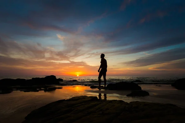 Turista assistindo pôr do sol Koh Kradan — Fotografia de Stock