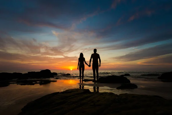 Tourist beobachtet Sonnenuntergang koh kradan — Stockfoto