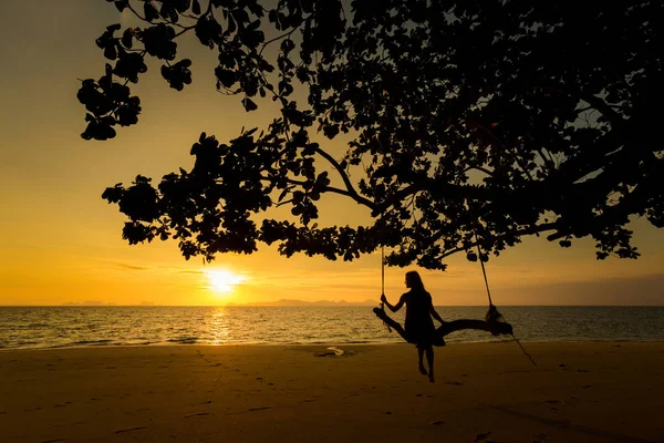 Turista sull'altalena Koh Kradan — Foto Stock