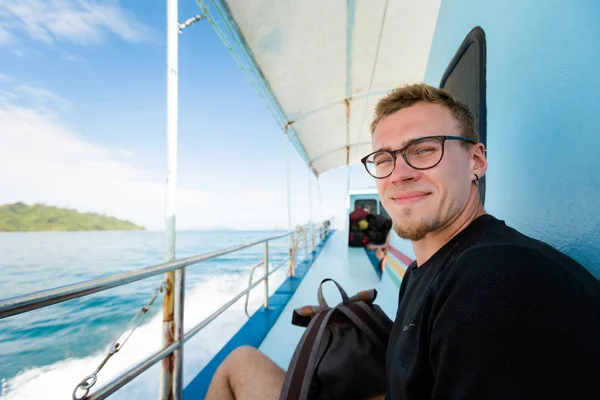 Tourist auf der Fähre koh kradan — Stockfoto