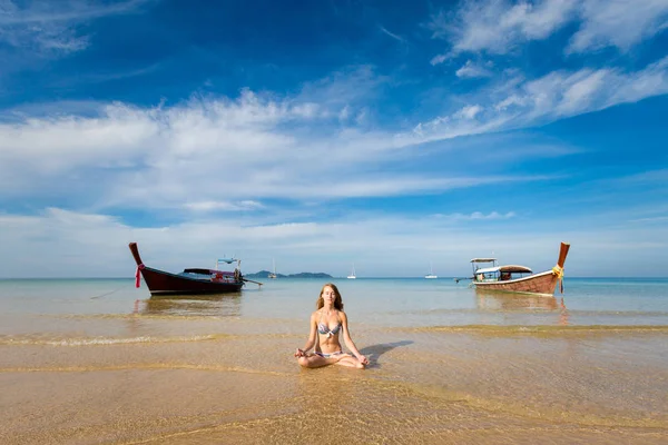 Koh Mook meditatie op strand — Stockfoto