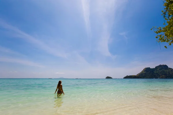 Touriste sur l'île de Koh Poda — Photo