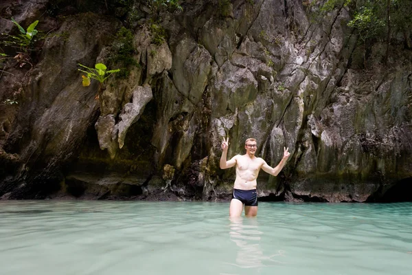 Turista in Thailandia Grotta di Smeraldo — Foto Stock