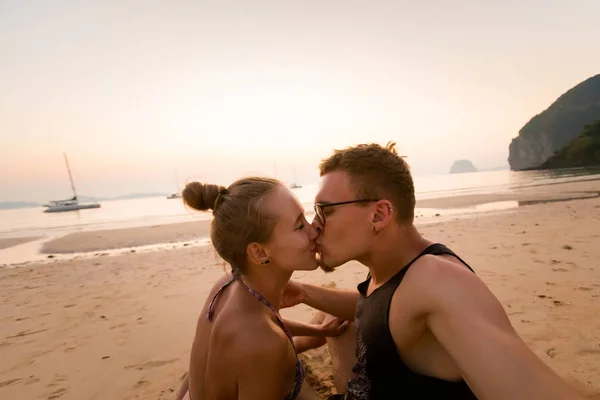 Pareja en tropical Koh Mook — Foto de Stock