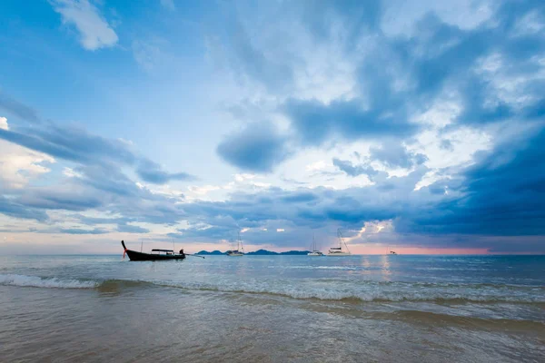 Tramonto tropicale su Koh Mook — Foto Stock