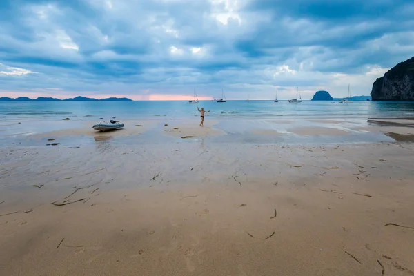 Man on tropical Koh Mook — Stock Photo, Image