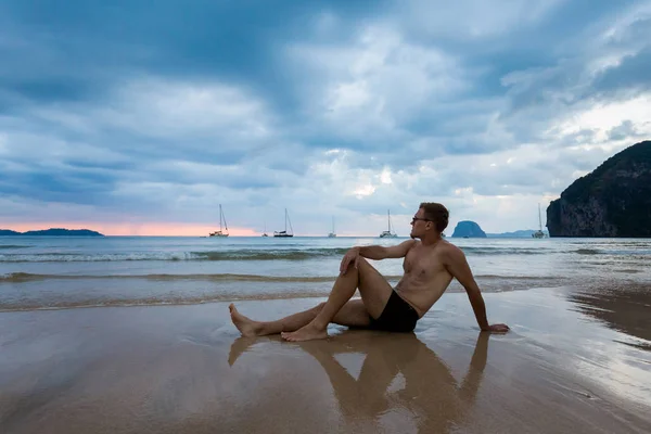 Hombre en tropical Koh Mook — Foto de Stock