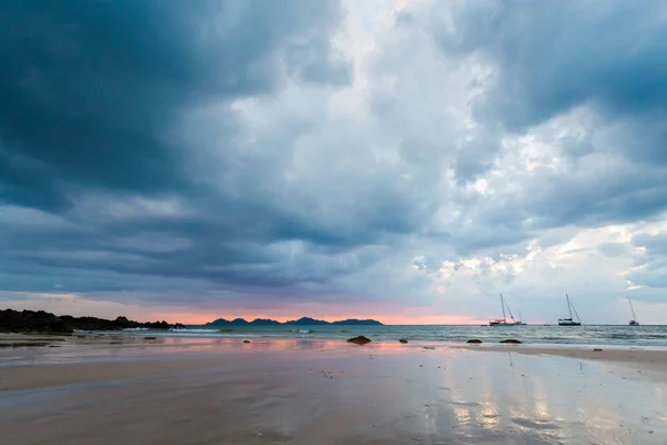 Puesta de sol tropical en Koh Mook — Foto de Stock