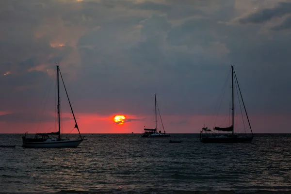 热带日落在岛上 — 图库照片