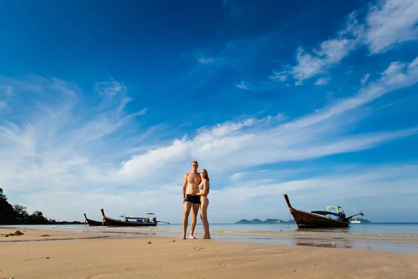 Paar auf tropischem Koh Mook — Stockfoto