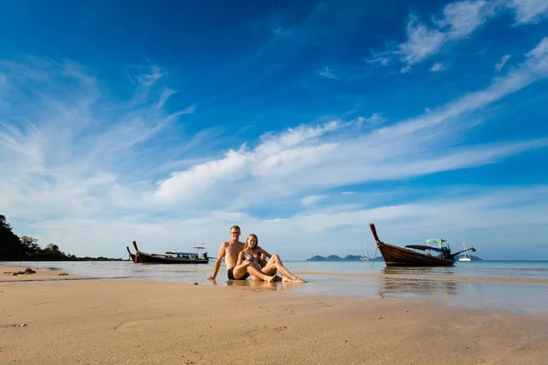 Couple sur tropical Koh Mook — Photo