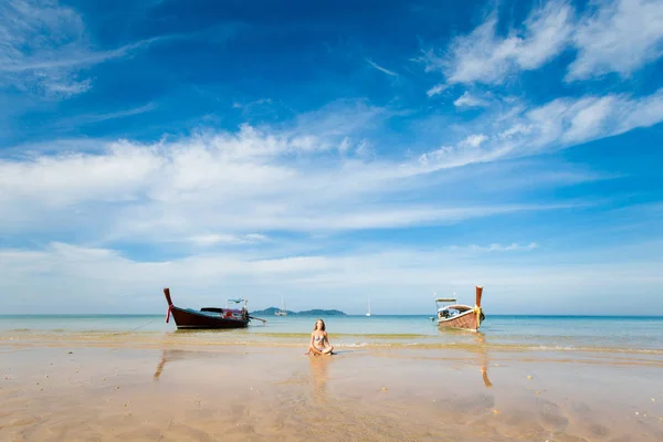 Yoga on tropical Koh Mook — Stock Photo, Image