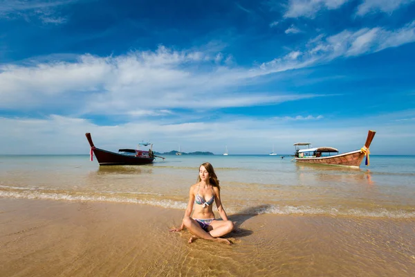 Yoga op tropische Koh Mook — Stockfoto